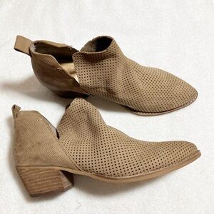 🔥Dolce Vita tan Karsen laser cut suede booties. Sz 8